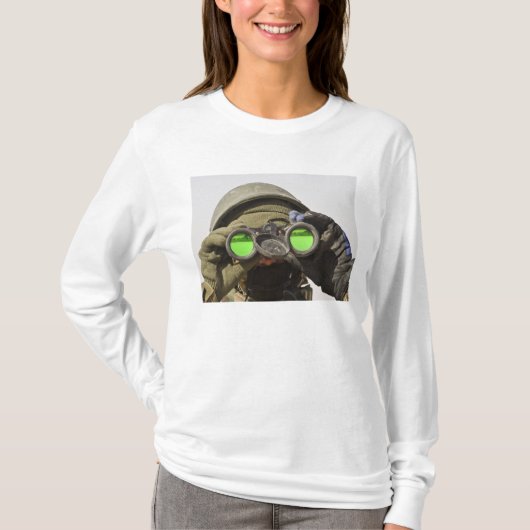 Een Afghaanse soldaat scant de horizon af T-shirt (Voorkant)