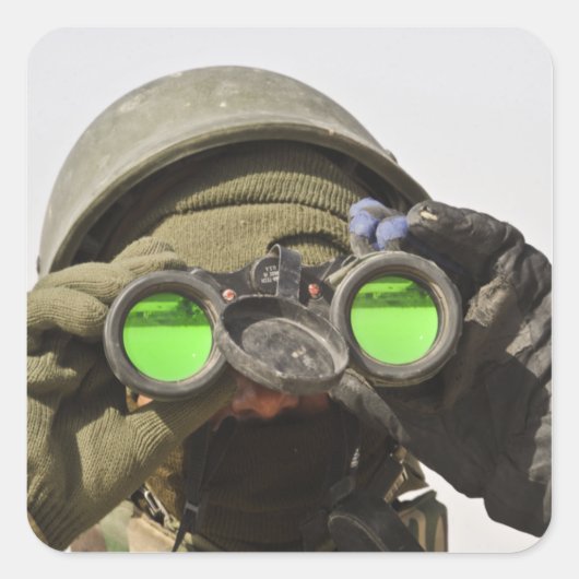Een Afghaanse soldaat scant de horizon af Vierkante Sticker (Voorkant)
