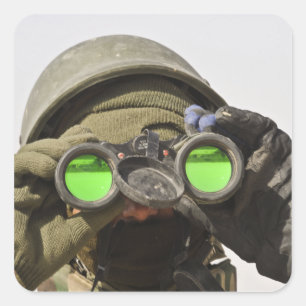 Een Afghaanse soldaat scant de horizon af Vierkante Sticker