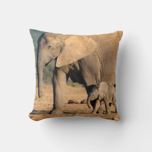 Een Afrikaanse olifant moeder en kalf op de been Kussen