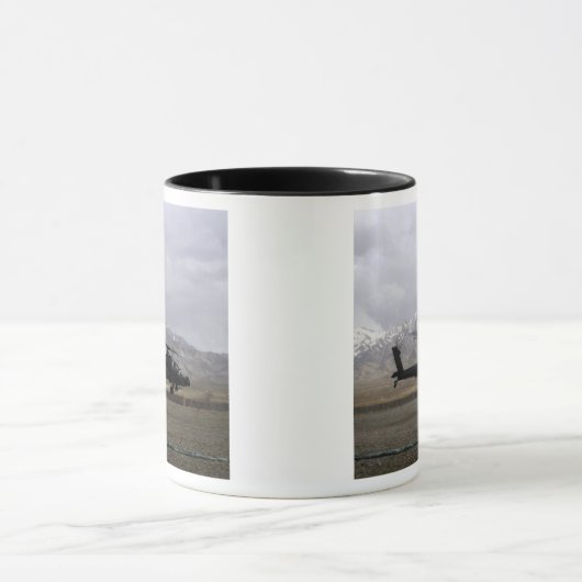 Een AH-64A Apache die opstart Mok (Midden)