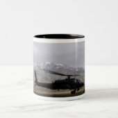 Een AH-64A Apache die opstart Tweekleurige Koffiemok (Center)