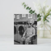 Een alien bij de wasserette briefkaart (Staand voorkant)