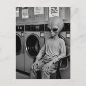 Een alien bij de wasserette briefkaart (Voorkant)
