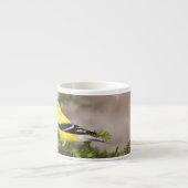 Een Amerikaanse Goldfinch man in een boom Espresso Kop (Voorkant)