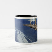 Een Amerikaanse luchtmacht F-15C Eagle die zichzel Tweekleurige Koffiemok (Center)