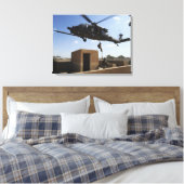 Een Amerikaanse luchtmacht pararescuemens Canvas Afdruk (Insitu (Slaapkamer))