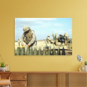 Een Amerikaanse marine bereidt howitzer-rondes voo Canvas Afdruk (Insitu (Woonkamer))