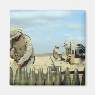 Een Amerikaanse marine bereidt howitzer-rondes voo Magneet
