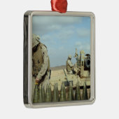 Een Amerikaanse marine bereidt howitzer-rondes voo Metalen Ornament (Rechts)