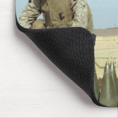 Een Amerikaanse marine bereidt howitzer-rondes voo Muismat (Hoek)