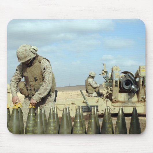 Een Amerikaanse marine bereidt howitzer-rondes voo Muismat (Voorkant)