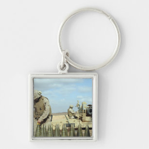 Een Amerikaanse marine bereidt howitzer-rondes voo Sleutelhanger