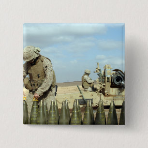 Een Amerikaanse marine bereidt howitzer-rondes voo Vierkante Button 5,1 Cm