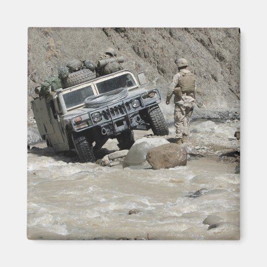 Een Amerikaanse marine die de bestuurder van een H Magneet (Voorkant)