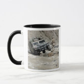 Een Amerikaanse marine die de bestuurder van een H Mok (Links)