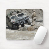 Een Amerikaanse marine die de bestuurder van een H Muismat (Met muis)