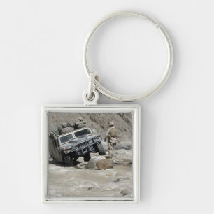 Een Amerikaanse marine die de bestuurder van een H Sleutelhanger