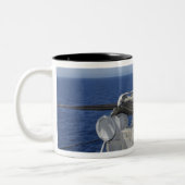 Een Amerikaanse marine Gunner's Mate Tweekleurige Koffiemok (Links)