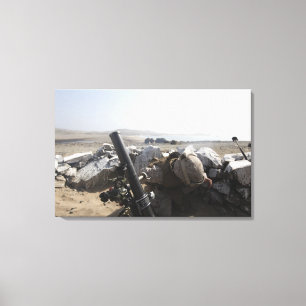 Een Amerikaanse marine vuurt een mortier in Salina Canvas Afdruk