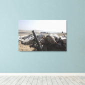 Een Amerikaanse marine vuurt een mortier in Salina Canvas Afdruk (Insitu (Houten vloer))