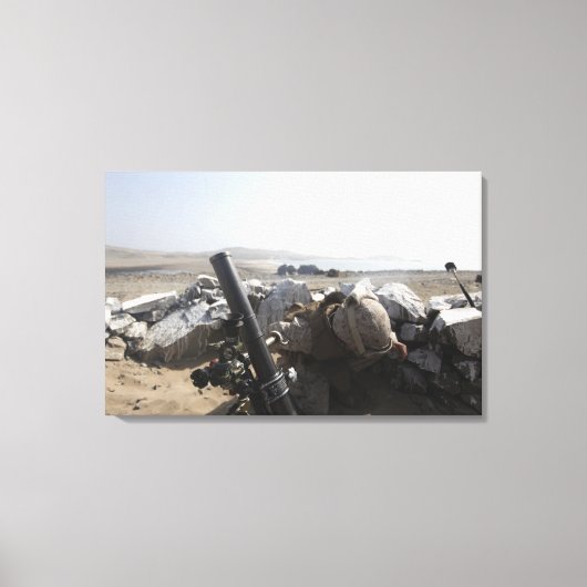 Een Amerikaanse marine vuurt een mortier in Salina Canvas Afdruk (Voorkant)