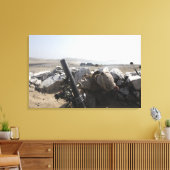 Een Amerikaanse marine vuurt een mortier in Salina Canvas Afdruk (Insitu (Woonkamer))