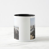 Een Amerikaanse marine vuurt een mortier in Salina Mok (Midden)