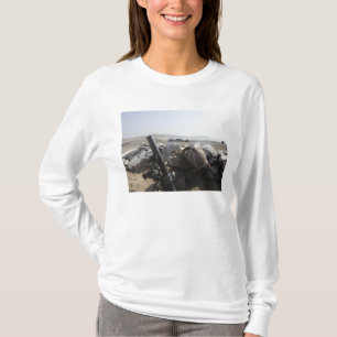 Een Amerikaanse marine vuurt een mortier in Salina T-shirt