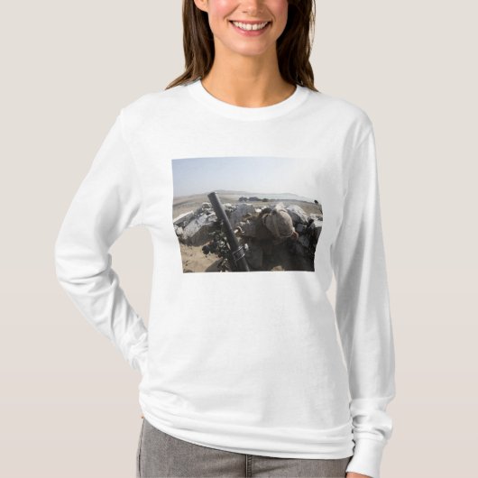 Een Amerikaanse marine vuurt een mortier in Salina T-shirt (Voorkant)