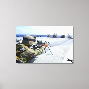 Een Amerikaanse marinier die zijn wapen aanpast Canvas Afdruk