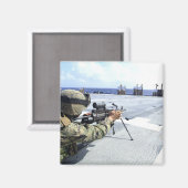 Een Amerikaanse marinier die zijn wapen aanpast Magneet (Voorkant / Achterkant)