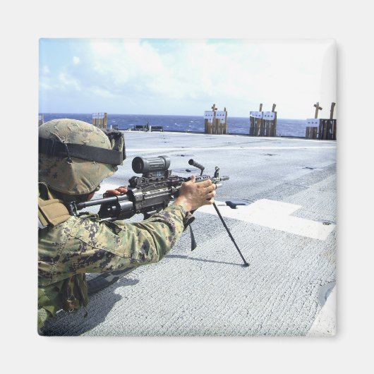 Een Amerikaanse marinier die zijn wapen aanpast Magneet (Voorkant)