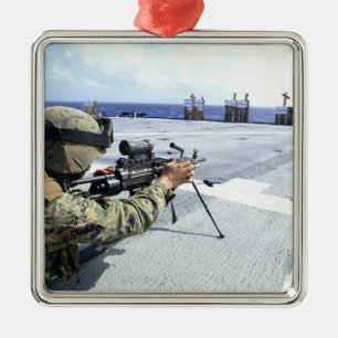 Een Amerikaanse marinier die zijn wapen aanpast Metalen Ornament