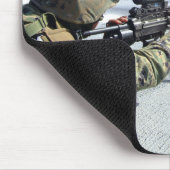 Een Amerikaanse marinier die zijn wapen aanpast Muismat (Hoek)