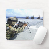 Een Amerikaanse marinier die zijn wapen aanpast Muismat (Met muis)