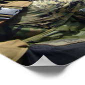 Een Amerikaanse marinier die zijn wapen aanpast Poster (Hoek)