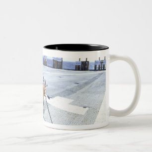 Een Amerikaanse marinier die zijn wapen aanpast Tweekleurige Koffiemok