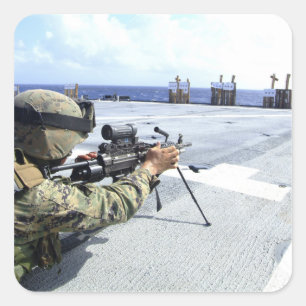 Een Amerikaanse marinier die zijn wapen aanpast Vierkante Sticker