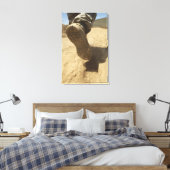 Een Amerikaanse soldaat loopt langs een vuile weg Canvas Afdruk (Insitu (Slaapkamer))
