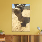 Een Amerikaanse soldaat loopt langs een vuile weg Canvas Afdruk (Insitu (Woonkamer))