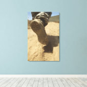 Een Amerikaanse soldaat loopt langs een vuile weg Canvas Afdruk (Insitu (Houten vloer))