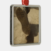 Een Amerikaanse soldaat loopt langs een vuile weg Metalen Ornament (Rechts)