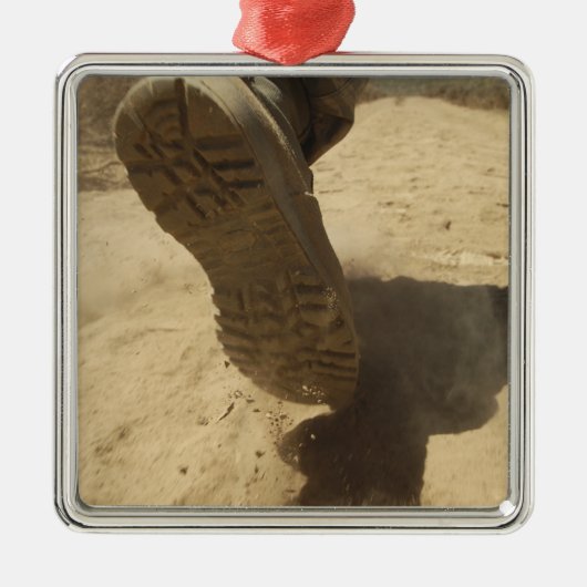 Een Amerikaanse soldaat loopt langs een vuile weg Metalen Ornament (Voorkant)