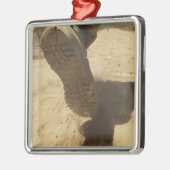 Een Amerikaanse soldaat loopt langs een vuile weg Metalen Ornament (Links)