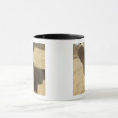 Een Amerikaanse soldaat loopt langs een vuile weg Mok (Midden)