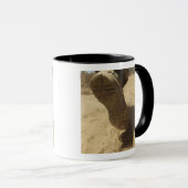 Een Amerikaanse soldaat loopt langs een vuile weg Mok (Voorkant rechts)