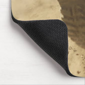 Een Amerikaanse soldaat loopt langs een vuile weg Muismat (Hoek)