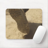 Een Amerikaanse soldaat loopt langs een vuile weg Muismat (Met muis)