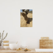 Een Amerikaanse soldaat loopt langs een vuile weg Poster (Keuken)